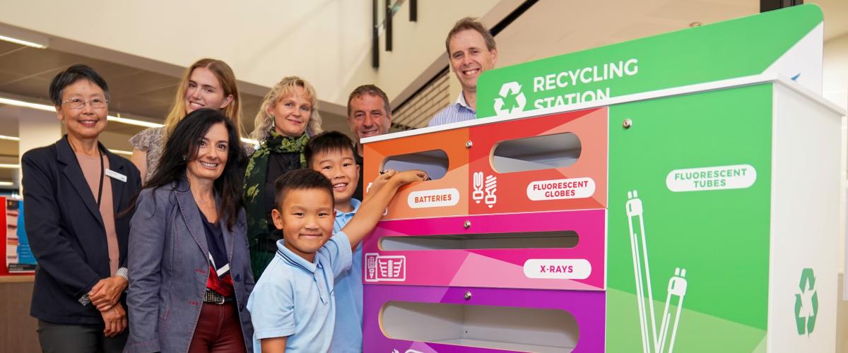 Recycling-station-at-Doncaster-library-councillors-with-kids